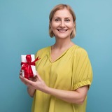 ［2025年版］50代の女性が喜ぶ誕生日プレゼント12選！予算3000円～5000円で贈るセンスのいいアイテムを厳選紹介