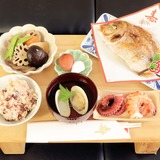 100日祝いに贈りたいプレゼントおすすめ11選。コスチューム＆お祝い膳＆メモリアル