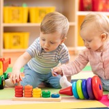 お孫さんに贈りたい知育玩具おすすめ10選。赤ちゃんから小学生までのおもちゃをご紹介！